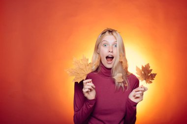 Şehvetli sonbahar kadın. Bir mevsimlik giysiler whith altın varak çekici genç kadın. Sonbahar güneşli günde sonbahar kıyafetlerini giyen kız. Moda kızlar.