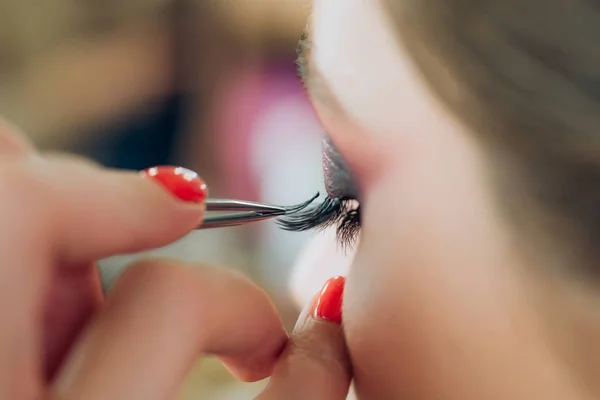 Procedimento de remoção das pestanas clos-up. Mulher com longos cílios em um salão de beleza. Extensão das pestanas. Close, macro Publicidade, revista. — Fotografia de Stock