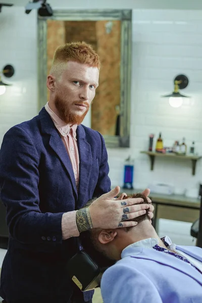 Balzám na suché partií hydratují pokožku. Holičství. Ostré jako břitva. Staromódní vintage barber shop pólu. Reklama a barber shop koncept. Kadeřnictví a holičství. Balzám na vousy. — Stock fotografie