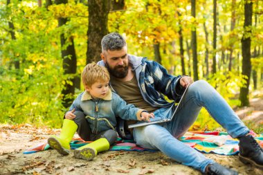Baba ve oğul kavramı. Üst bebek öğretmek. Mutlu baba ve oğul açık sonbahar parkta vakit ile. Çocuk ve babası sonbahar park vardır. Baba ve çocuk gülüyor.