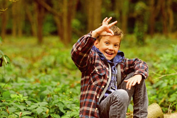 Im ok. Małe dziecko Pokaż znak ok. Szczęśliwy małe dziecko. Mały chłopiec zrelaksować się w lesie. Wszystko jest w porządku — Zdjęcie stockowe