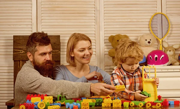 Padre y madre con constructor de juegos infantiles. Feliz infancia. Cuidado y desarrollo. niño pequeño juega con los padres en casa. Un niño pequeño con papá y mamá. feliz día de la familia y los niños. Nuestros recuerdos — Foto de Stock