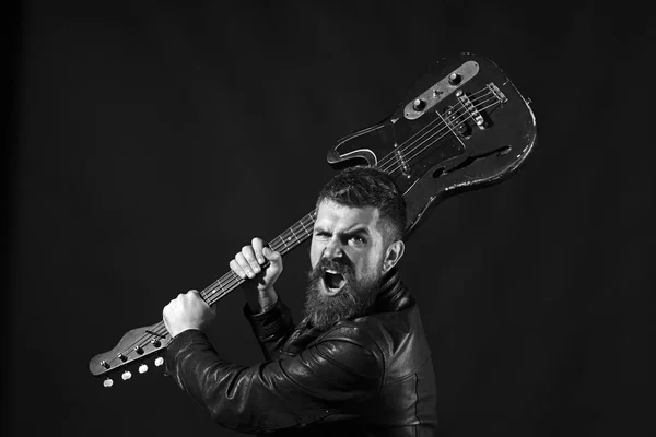 Bärtiger Mann mit Bart und E-Gitarre — Stockfoto