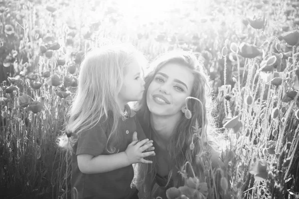 Rot und grün, lächelnde Mutter und Kind im Mohnfeld — Stockfoto