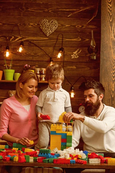 Concepto de educación en el hogar. Hijo con madre y padre juegan en la educación en casa. Niño pequeño con familia en la educación en el hogar. Educación en el hogar para niños —  Fotos de Stock