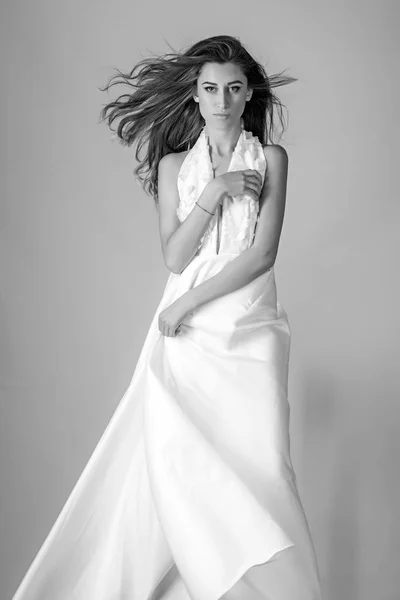Bruden kvinna i vit brudklänning, mode. Kvinna med lång brunett hår — Stockfoto