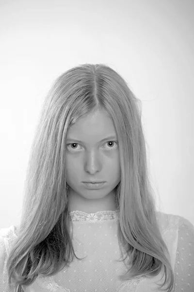 Mujer sensual con el pelo largo rubio. Mujer con aspecto de belleza natural y sin maquillaje. Chica albina con ojos azules y piel blanca. Belleza natural y cuidado de la piel — Foto de Stock