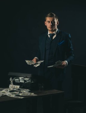 Küçük iş kavramı. İşadamı muhasebeci ofisinde çalışıyorum. Ekonomi ve Finans. Çok çalışmak için ilham kaynağı. Adam muhasebeci. Takım elbiseli adam. Mafya. Para kazanmak. Para hareket. Strateji analiz