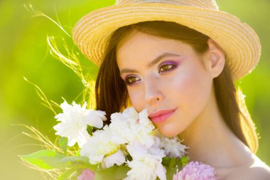 Bahar Rüzgar zevk. Doğal güzellik ve spa terapisi. yüz ve cilt bakımı. Yaz aylarında seyahat. Uzun saçlı kız yaz. Bahar kadın. Bahar ve tatil. Kadın moda makyaj ile