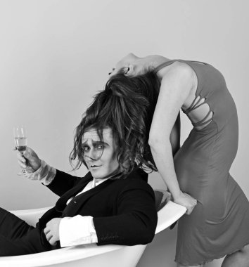 Aşk kendini ifade etme yolları bir ton vardır. MIME gösteri. Kaç aşk MIME içinde banyo odasında keyfini çıkarın. MIME sanatçılar. Birkaç MIME adam ve seksi bir kadın. Vücut hareketleri ile bir aşk hikayesi anlatıyor. Sessiz sanat