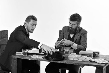 Sert play zor iş. İş muhasebe yapıyor. Şirket bütçe planlama meşgul adam. Nakit para sayma işadamları. Mali rapor yazma iş ortakları. Yatırım ve kazanç para