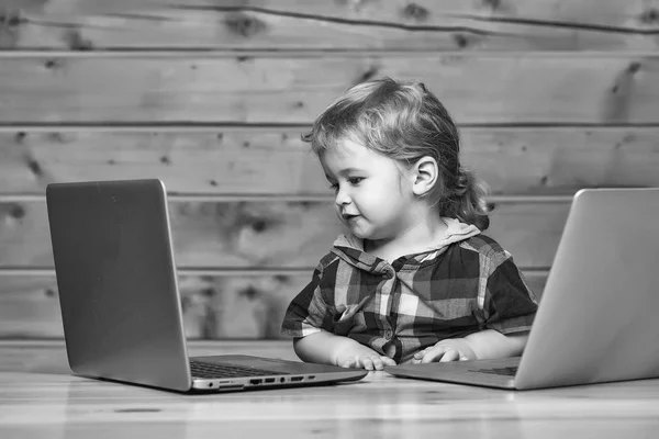 Bonito menino joga em computadores — Fotografia de Stock