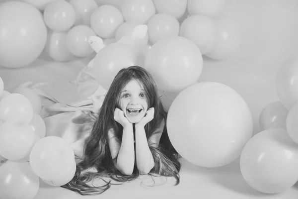 Kleines Mädchen mit rosa Luftballons — Stockfoto