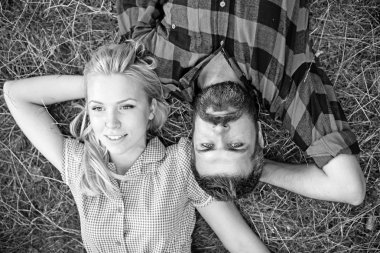 Romantik Çift parkta çim üzerinde yalan. Gençler bükülmüş kollar ile rahatlatıcı ve eller başlarını altında yukarıdan görüntüleyin. Yaz tatil Romantik