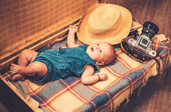 Vamos a ir conmigo. Felicidad infantil. Periodista fotográfico. Niña en la maleta. Viajar y aventura. Dulce bebé. Nueva vida y nacimiento. Familia. Cuidado de niños. Retrato de un niño feliz —  Fotos de Stock