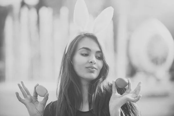 Menina alegre com orelhas de coelho rosadas posando com ovos coloridos , — Fotografia de Stock