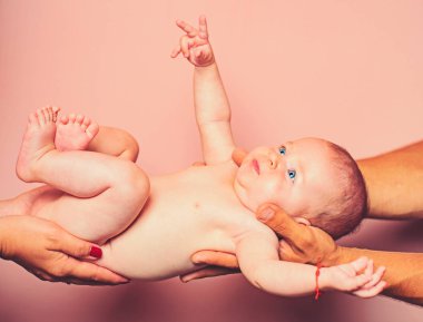 Bu bizim bebeğimiz. Aile. Çocuk Bakımı. Çocuk günü. Mutlu küçük çocuk portresi. Sevimli yüzü olan küçük kız. ebeveynlik. Çocukluk ve mutluluk. Tatlı küçük bebek. Yeni yaşam ve Bebek Doğum