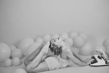 Çocuk iç çamaşırı pembe bir arka plan üzerinde daktilo ile.