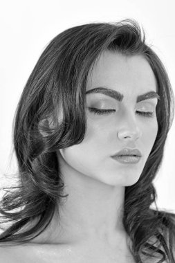 Dramatik göz makyaj trendi. Bir kızın güzelliği. Renkli kozmetik seksi kadınla. Güzellik model glamour bakışla. Güzel kadın giyim yaratıcı makyaj. Dekoratif kozmetik ve makyaj uygulama