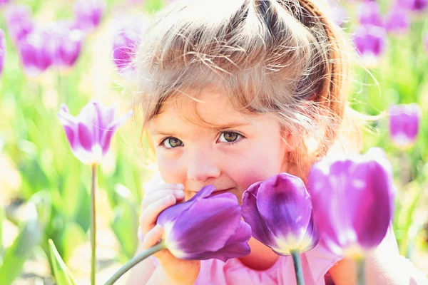 Humor de primavera. rosto e cuidados com a pele. alergia às flores. Tulipas da Primavera. previsão meteorológica. Moda menina de verão. Feliz infância. Menina na primavera ensolarada. Criança pequena. Beleza natural. Dia das crianças — Fotografia de Stock