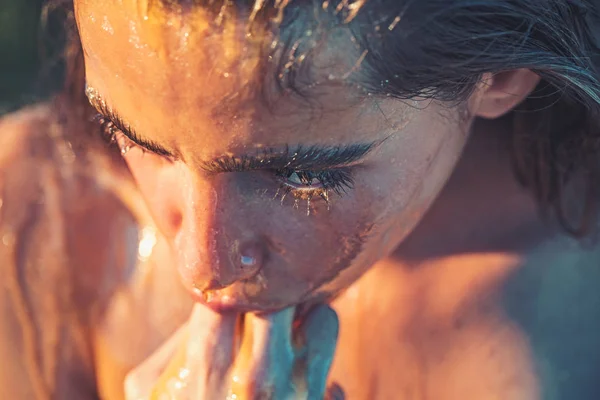 Mujer con una miel en la cara —  Fotos de Stock