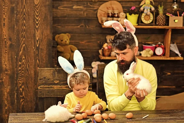 Baba ve oğul Paskalya yumurta boyama. — Stok fotoğraf