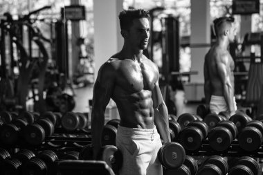 kaslı adam dumbbell ile