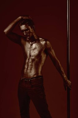 Robotik ve yeni teknoloji kavramı. Robot adam pilon, gümüş metal gövdeli.