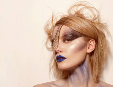 Makyaj kozmetik ve cilt bakımı. Seksi kız moda makyaj ile. Cadılar Bayramınız Kutlu Olsun. Kanlı ve korku Cadılar Bayramı. Gizem makyaj seksi kadınla. Güzellik Salonu Kuaför, kopya alanı. saç dökülmesi ve bakım