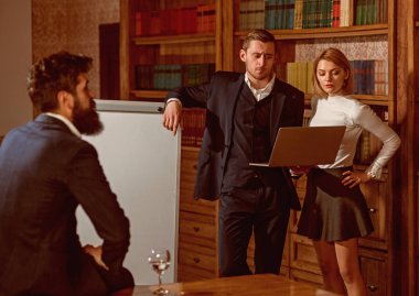 İletişim kavramı. En iyi sonuca ulaşmak için takım iletişim. İş iletişimi Kitaplığı'nda genç profesyoneller arasında. Etkili iletişim Atölyesi