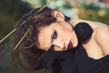 Kadın örgü iğne ve iplik saç, Kuaför. Moda ve güzellik, kız mavi gökyüzü açık. Örgü, moda makyaj, saç modeli. Genç kadın elbise siyah iplik örgü. İğne işi ve el yapımı