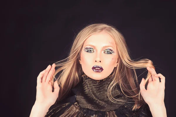 Meisje met blond haar. meisje met kunst make-up op sexy gezicht. — Stockfoto
