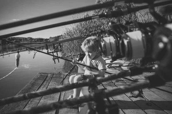 Niño con caña de pescar — Foto de Stock