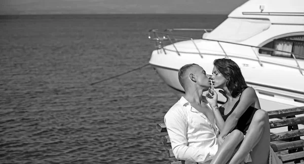 Casal feliz beijando na praia tropical no iate . — Fotografia de Stock