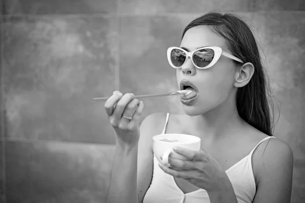 Proef de versheid. Modieuze vrouw genieten van drankje met rietje. Mooie vrouw slokje drinken met een rietje drinken. Leuke vrouw drankje met rietje in café. Uw dag dagelijks glad — Stockfoto