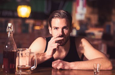 Düzenli alkol içme. Kısa alkol içki ile alkol bağımlısı. Alkollü adam adlı bar counter içme. Adam içki güçlü alkollü içecek ve bira barda. Alkol bağımlılığı. İçme alkol