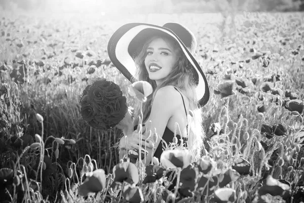 Szép mosolygó lány kalapban, a piros pipacs mező — Stock Fotó