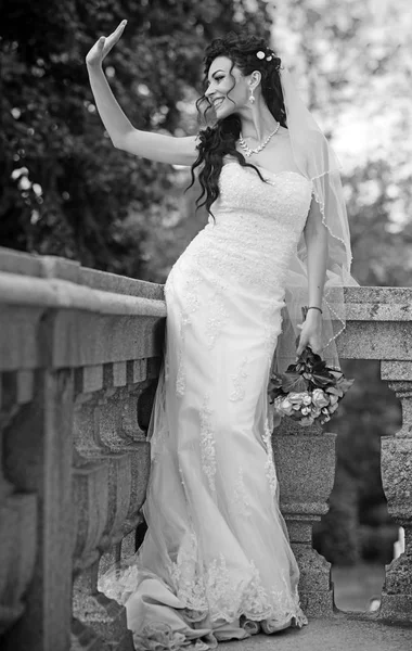 Dívka s svatební líčení a účes. Dívka s svatební kytice v bílé šaty a závoj — Stock fotografie