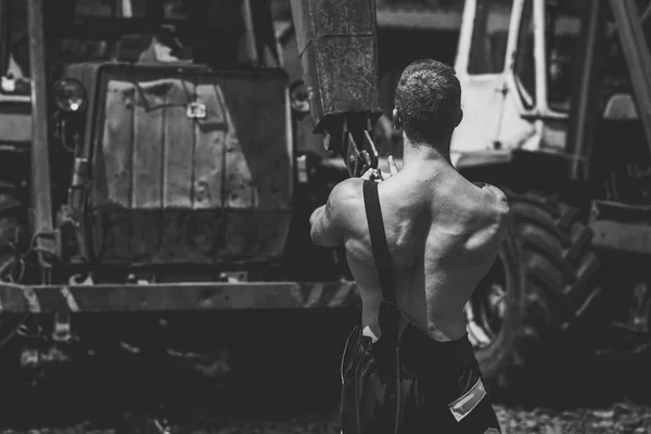 Man, builder eller bodybuilder med i overaller arbetar. — Stockfoto