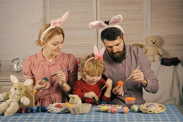 Paskalya kavramı. Mutlu anne ve baba ile çocuk — Stok fotoğraf