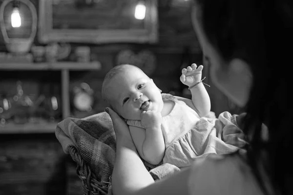 Mamã, está na hora de uma pausa. Menina pequena com rosto bonito. parentalidade. Bebé querido. Nova vida e nascimento do bebé. Retrato de uma criança feliz. Família. Cuidados infantis. Dia das crianças. Felicidade infantil — Fotografia de Stock