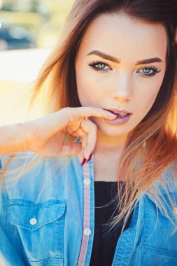 Güzelliğin özü. Güzel kadın seksi makyaj ile. Visage cilt bakımı ve makyaj. Seksi kadınla duygusal bak. Güzellik ve moda Cilt Bakımı model bak. Onun iç güzelliği parlar aracılığıyla