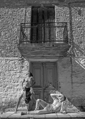 Yaz güneş ışığında çıplak bir çift karşı tuğla duvar.