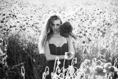 haşhaş tohumu buket uzun kıvırcık saçlı kız