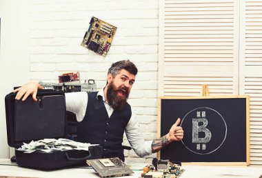 Bitcoin iş için. Sakallı adam nakit para ile. Sakallı hippi bitcoin sembol ve dolar ile. Sunucu odasında iş adamı. Kripto para birimi için kağıt para. Çalışır bir bitcoin iş