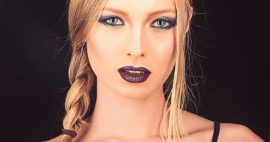 Manken makyaj ve şık bir saç modeli. Kuaför ve güzellik salonu. Makyaj göz ve cilt bakımı şehvetli kız. PIGTAIL sarışın saçlı kız. Siyah izole sarı saçlı seksi kadın.