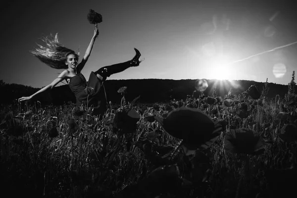 Dançando menina no campo de semente de papoula — Fotografia de Stock