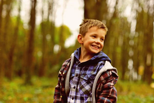 Brincalhão e animado. Rapaz brincalhão. Menino pequeno com sorriso brincalhão. Criança pequena em humor brincalhão. Jogar porque é divertido — Fotografia de Stock