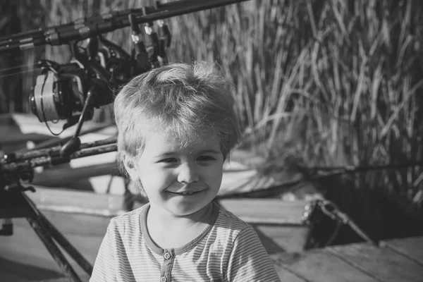 Piccolo sorriso bambino sul lago o sul fiume — Foto Stock