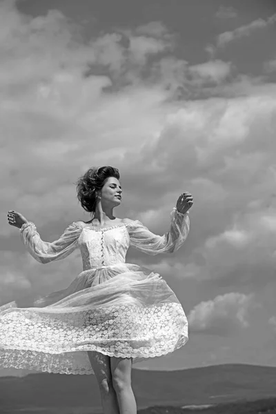 Menina bonita em vestido de noiva branco e penteado retro. Beleza e moda olhar em estilo vintage. Maquiagem no rosto jovem. Moda mulher modelo pose ao ar livre. Menina no fundo do céu azul ensolarado no verão . — Fotografia de Stock